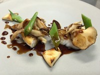 富山は、山の幸・新鮮な海の幸に恵まれています。近海で水揚げされる白身魚は、希少な舞茸と共に一皿へとアレンジ。富山の食材に精通しているシェフだからこそ構築できた逸品です。