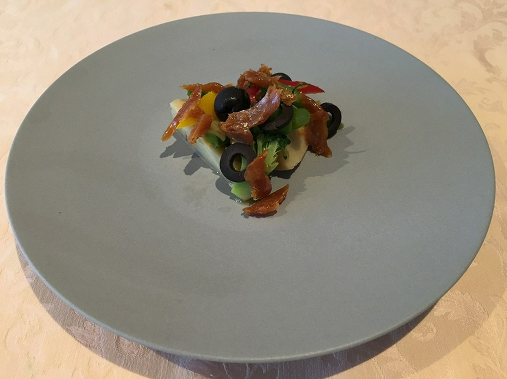 富山が誇る秀逸な食材を融合させた斬新な一皿『アーティチョークとノドグロのへしこ』
