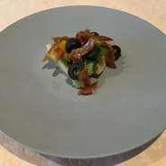 高級魚として人気が高い日本海の「ノドグロ」を、粕漬けし熟成させるへしこ。独特のほろ苦さを持つ西洋野菜の「アーティチョーク」を合わせることとで互いの美味しさがさらに昇華されています。