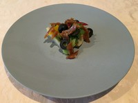 高級魚として人気が高い日本海の「ノドグロ」を、粕漬けし熟成させるへしこ。独特のほろ苦さを持つ西洋野菜の「アーティチョーク」を合わせることとで互いの美味しさがさらに昇華されています。