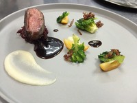 師　ミシェル・トラマのスペシャリテ。万能なスパイスソースは、季節により鳩、ジビエなどにも添えられます。