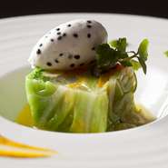 水を使う調理法は最小限にし、季節の野菜をスチーム＆グリルをして火を通します。火入れした後はプレスして水分を抜き、野菜の味を凝縮していることがポイント。師のスペシャリテに感銘を受けつくり続ける一皿です。