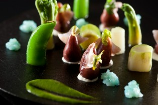 料理の礎となる水と、富山の名産「ホタルイカ」・立山和牛