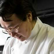 客席で完成するデザートやテーブルで行う演出など、共に楽しめる時間を積極的つくることがモットー。自分がつくる料理を食してもらう機会を一期一会と心得、「ゲストの笑顔が心を開き楽しく元気に」と願っています。