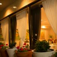 レストランの横には大きな白銀公園があり、街の中心地に位置しながらも静かに過ごせる場所。大切な人との時間を、地元の食材をふんだんに用いた美味しい料理を、ゆっくりと楽しめるレストランです。