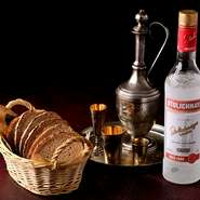 ロシアを代表する蒸留酒『ウォッカ』は、シェフが選りすぐり。ロシアやモルドバ、東欧諸国のワインも充実しており、料理の味をさらに引き出しています。女性に人気のフルーツ酒も豊富。