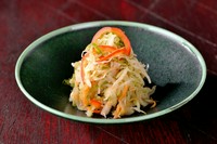 野菜の千切りを、ロシア産のビネガーで少々発酵させています。食感も楽しめるよう、素材の浸透圧も考えながら漬けていくのがポイント。アルコールやパンとの相性も抜群です。