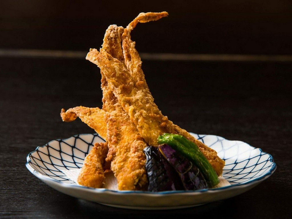 この土地ならではの名物『げんげの竜田揚げ　4本』（7、8月の禁漁期間は提供不可）