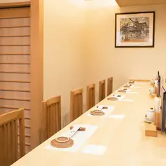 肩を並べて美味しい料理を味わえば、自然と縮まる2人の距離
