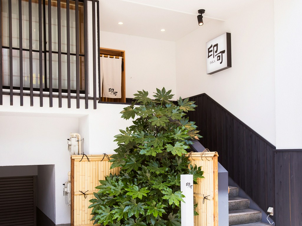 二線路通り沿い、階段を登ったところにある隠れ家のような佇まい