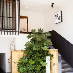 二線路通り沿い、階段を登ったところにある隠れ家のような佇まい