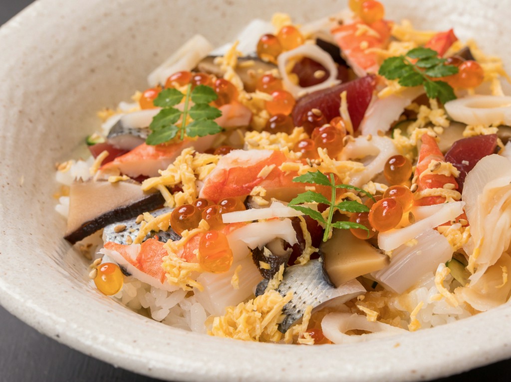 魚介の旨味と彩り豊かな見た目を楽しめる『印可ばらちらし』