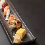 板長が厳選した旬の天然鮮魚を使った握り寿司。産地直送の新鮮なネタが使われており、思わず笑みがこぼれる美味しさです。寿司酢の配合にもこだわったシャリが、ネタの旨味を一層際立たせてくれます。
