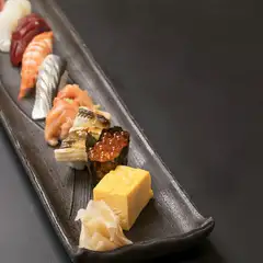 天然の鮮魚にこだわって厳選した『おまかせ握り　八貫』