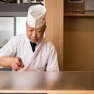 「“接客”ではなく“接遇”を目指していますが、まだまだ毎日が勉強の最中です」と語る板長の田村氏。一つひとつ丁寧に仕込んだ寿司をはじめ、美味しい料理と心からのサービスでもてなしてくれます。