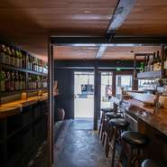 木のぬくもりが心地よい店内には、カウンター席、立ち飲み席があり、一人飲みやチョイ飲みにも人気。会社帰りの気分転換はもちろん、観光や出張の際にもおすすめです。