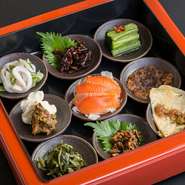 長野県各地の郷土料理の盛り合わせ。さまざまな食材を使った先人の知恵と工夫の詰まった郷土食の数々が味わえます。県外や海外からのゲストに人気。
※内容は季節や仕入れによって変わります。