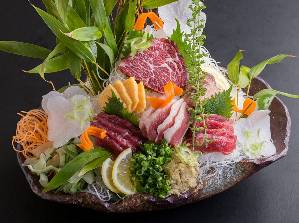 いろいろな食感を楽しめる『馬刺し三種盛り』