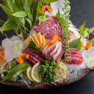 その日のおすすめ部位を盛り合わせた豪華な一皿。なかなか食べられないような希少部位もあり、馬肉の多様な食感と味わいに驚きます。仕入れによって5～6種類のことも。
※2人前より注文可能（写真は3人前）