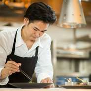 「幸せな気持ちになって帰っていただけたら嬉しいですね。」と語る黒田氏。美味しい料理と細部にまでこだわった盛り付け、隅々に行き届いたもてなしで、忘れられない1日をもたらしてくれます。