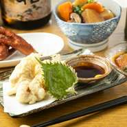 九州・大分の郷土料理が約70品。代表的な『とり天』『りゅうきゅう』『もみじの姿揚』など、大分のうまいもんがぎっちり詰まった名物料理を食べることができます。ぜひご賞味あれ。