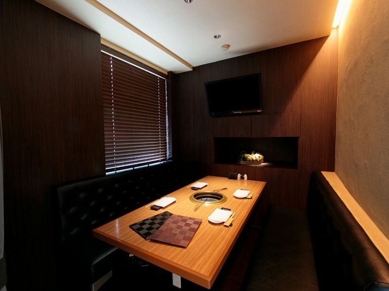 大人がゆったり憩える上質な空間が広がり、個室&半個室も充実