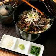 ラグジュアリー感と落ち着きが程好く調和した空間で、その時季最高の黒毛和牛を堪能できる店。大人のデート、特別な日のディナーをいっそう楽しく彩れます。〆には名物の『特製葱タンの櫃まぶし』をお二人でどうぞ。