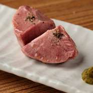 自慢の『特上タンの厚切り』をはじめ、超希少なお肉の宝庫。焼肉通もうなる満足度です。事前予約で受け付ける2コース（7800円・5800円）のほか、ご予算に応じたアレンジもOK。詳細はご予約時に承ります。