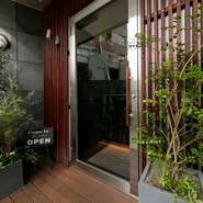 スペーシア麻布十番1の2階。隠れ家的なロケーションの店内に、落ち着いた雰囲気の個室や半個室があり、まさに大人のための“隠れ家の中の隠れ部屋”。プライベート、ビジネスシーンの両方で重宝する一軒です。