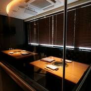 世界各国のワインを取り揃え、ライト系からフルボディまで多彩な銘柄をオンリスト。赤を中心にバイザグラスが充実し、気軽な飲み比べも◎。華やかな日を彩るシャンパーニュ、偉大な一本『オーパスワン』もご用意。