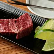 落ち着いた設えのカウンター席もあり、一人で焼肉をゆったり楽しまれるお客様も多め。極上肉＆隠れ家的なロケーションとも、大人の憩いの時にぴったりです。写真は一度食べるとヤミツキになる絶品肉『上サガリ』。