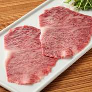 極上牛をさっぱりと楽しめる逸品。サーロイン、ロース、イチボなどが登場し、焼きしゃぶにすることで、肉のピュアな旨みがきれいに凝縮。噛むごとに、口の中に肉汁があふれとろける美味しさ。ポン酢と薬味でどうぞ。