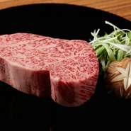 A5黒毛和牛のなかでも、きめ細やかな肉質の雌牛にこだわり、その時季一番の銘柄を選りすぐり。肉の状態を見ながら最適なカッティングを施し、最上の美味しさに導きます。写真は人気の『特上サーロインの厚切り』。