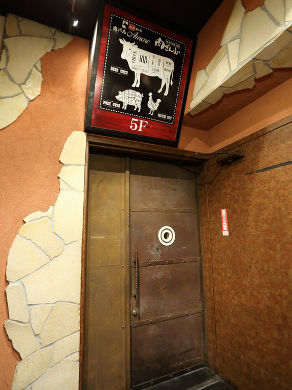 まるで隠れ家のよう。扉を開けて和やかな大人の空間へ