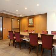 上品で落ち着いた雰囲気の個室は、2～8名用と10～30名用の2部屋。2名からでも利用できるので、デートで訪れてみてもいいかもしれません。2～8名の個室を利用する場合は個室料2,200円が必要となります。