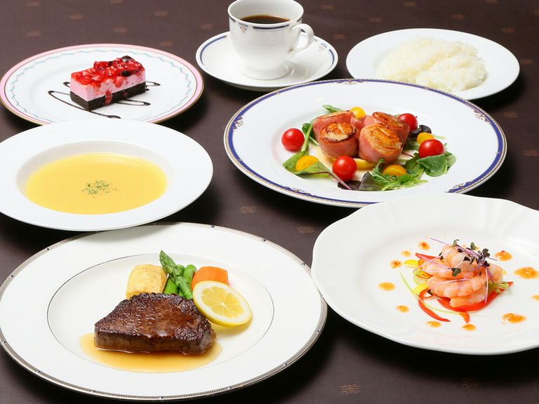 色とりどりの華やかな料理が揃う、3種類用意されたコース料理