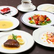 コース料理を楽しみながら語らう歓送迎会はいかがですか。メインを選べる『選べるコース』、肉も魚も楽しめる贅沢な『おすすめコース』、サーロインかフィレから選べる『ステーキコース』が用意されています。