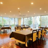 明るい日差しがたっぷりと差し込む広々とした店内は、有名建築家が設計を手掛けたという上品で洗練された空間。大きな窓からは、緑が美しい手入れの行き届いた庭を眺めることができます。