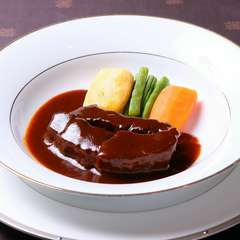 箸だけでもほろりと崩れてしまうほどやわらかな肩ロース肉を使用した『特選ビーフシチュー』