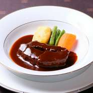 その時に良い状態である国産黒毛和牛の肩ロースを使い、じっくりと丁寧に煮込まれたビーフシチュー。創業以来変わらぬ味で提供されている味わい深いデミグラスソースには、肉や野菜の旨みが凝縮されています。