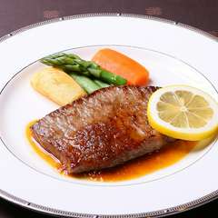 とろけるようなやわらかさの中に、濃厚な肉の旨みをしっかりと感じられる『特選常陸牛サーロインステーキ』