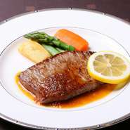 良質で見事な霜降りが特徴の茨城が誇る銘柄牛「常陸牛」。シェフの確かな目利きで、その日に状態の良い肉が厳選されています。好みによりサシがたっぷり入ったサーロインか、肉の旨みがたっぷりなフィレから選択。