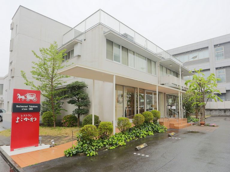 広々とした駐車場も完備。有名建築家が設計を手掛けた店舗