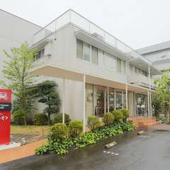 広々とした駐車場も完備。有名建築家が設計を手掛けた店舗