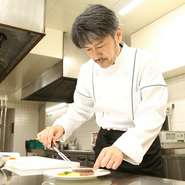ゲストには常にベストな状態の料理を食べてもらえるよう、料理の温度や提供のタイミングなどを考えていると語る横川氏。ゲストがストレスなく食事の時間を楽しめるように、きめ細やかな配慮がされています。