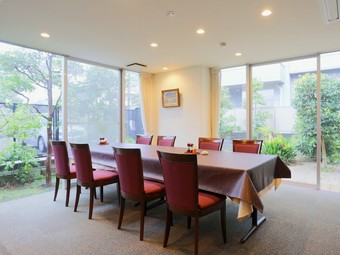 落ち着いた雰囲気の中、食事やおしゃべりをゆっくり楽しめる場所