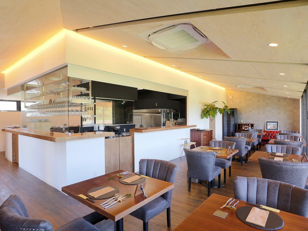 フルオープンキッチンから構成される店内