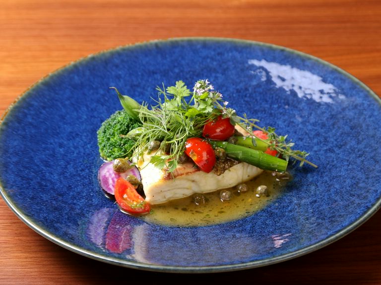 豊かな香りをまとった『本日鮮魚と野菜のソテー　〜ペルノ酒の香り〜』