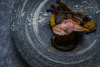 ・はじまりの一品
・前菜3品
・主菜　魚
・主菜　肉
・パスタ（リゾット）
・ドルチェ
・食後のお飲み物

　　　　　全８皿