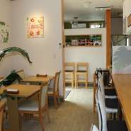 カフェのような清潔で明るい店内。手間暇かけてきちんとつくられた大人のバーガーを食べながら、素敵な時間を満喫できます。食事だけでなく、気兼ねなくおしゃべりができる半個室も完備。